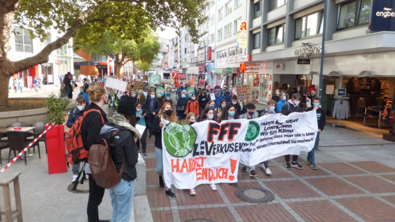Fridays for Future – „Wir sind laut – weil Ihr uns die Zukunft klaut“ – Demo gegen Klimawandel in Leverkusen
