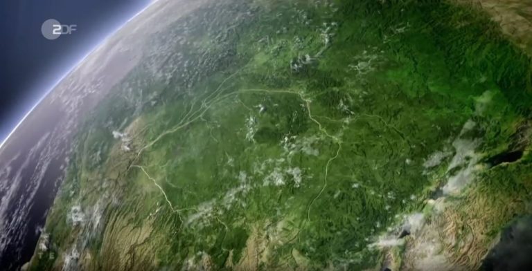 Aufnahme unserer Erde aus dem Weltall - grüne Erdkugel, linke Seit mit blauem Wasser und vielen Flüssen