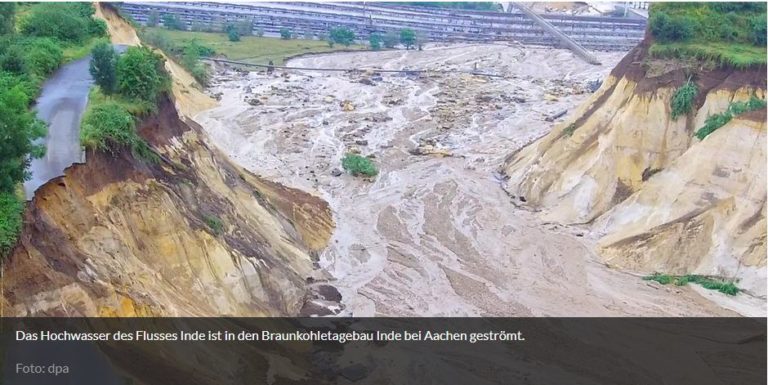 Das Hochwasser des Flusses Inde ist in den Braunkohletagebau Inde bei Aachen geströmt.