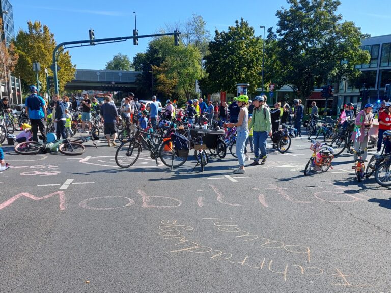 2023-09-25_KSTA_Und dann hört der Radweg plötzlich auf