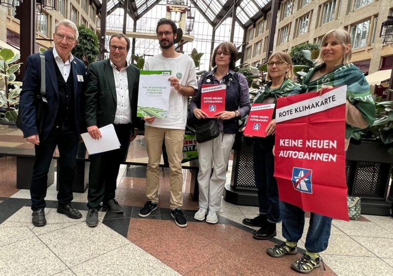 Übergabe eines Vorschlags, den Bundesverkehrswegeplan klimaverträglich umzugestalten, an Minister Oliver Krischer