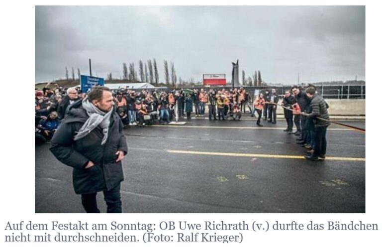 2024-02-04_KSTA-LB- Auf dem Festakt am Sonntag – OB Uwe Richrath (v.) durfte das Bändchen nicht durchschneiden