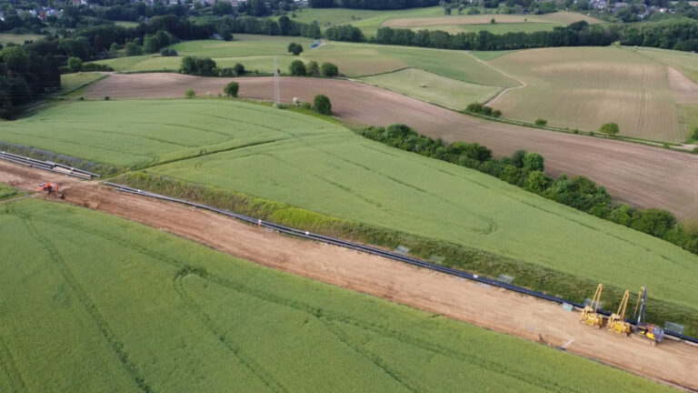Umstrittene Gas-Pipeline – Immer mehr Äcker und Weiden werden zu Rohr-Lagerplätzen